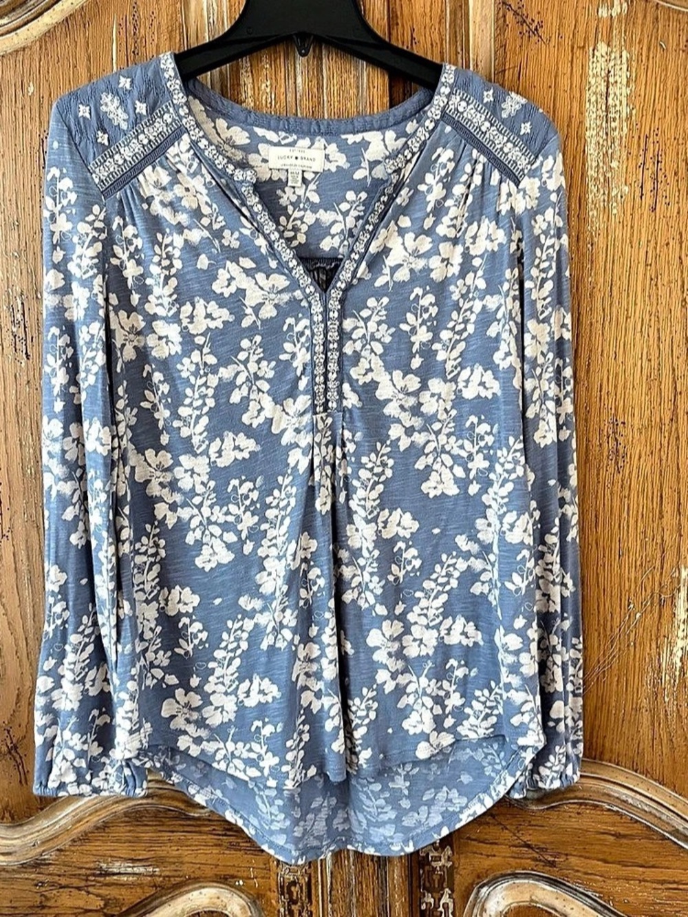 Lucky.
Brand Blue White Floral Embroidered
Long Sleeve Blouse Size M Boho